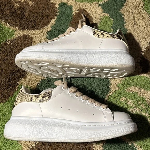 Alexander McQueen White and Tan Sneakers with Minimalist Design - Picture 4 of 5